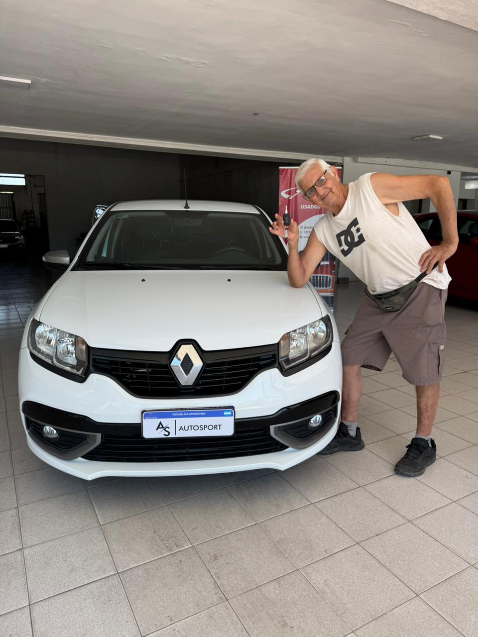 Cliente feliz con su vehículo