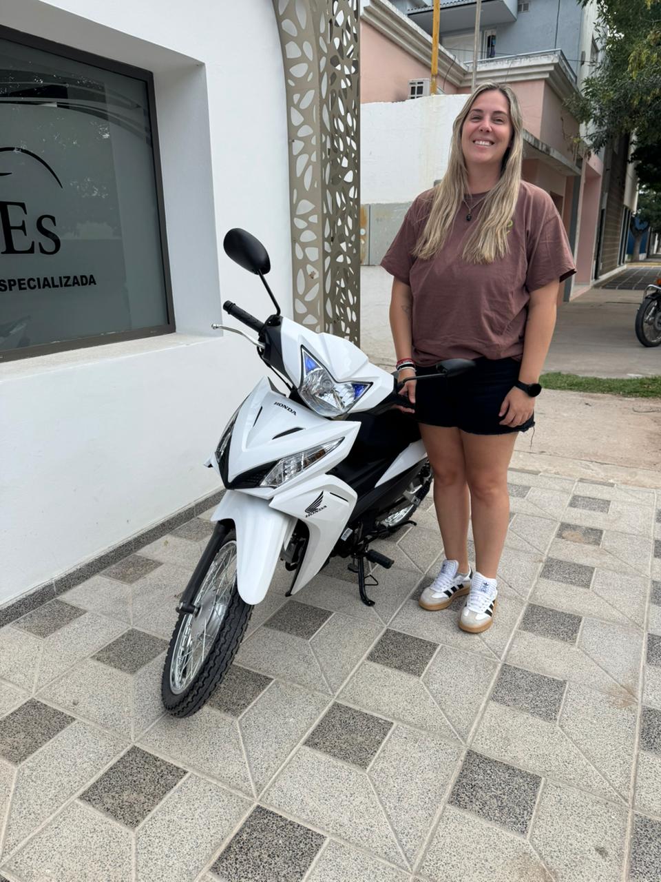 Cliente feliz con su vehículo