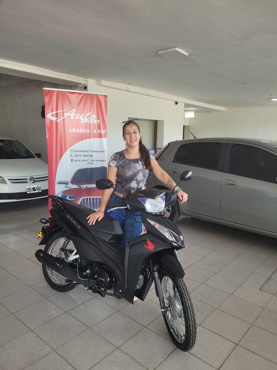 Cliente feliz con su vehículo
