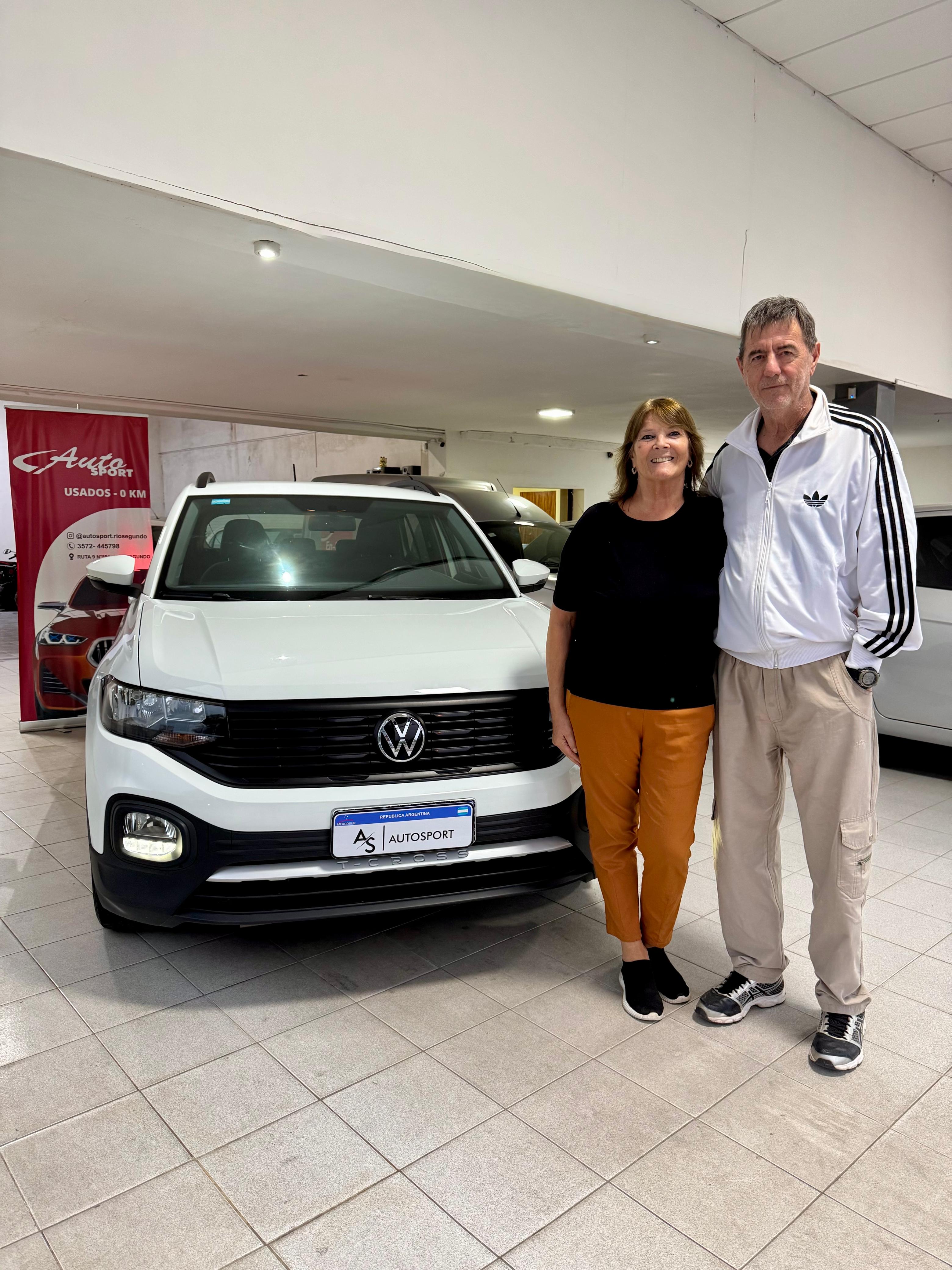 Cliente feliz con su vehículo