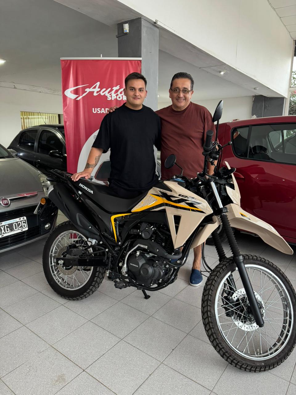 Cliente feliz con su vehículo