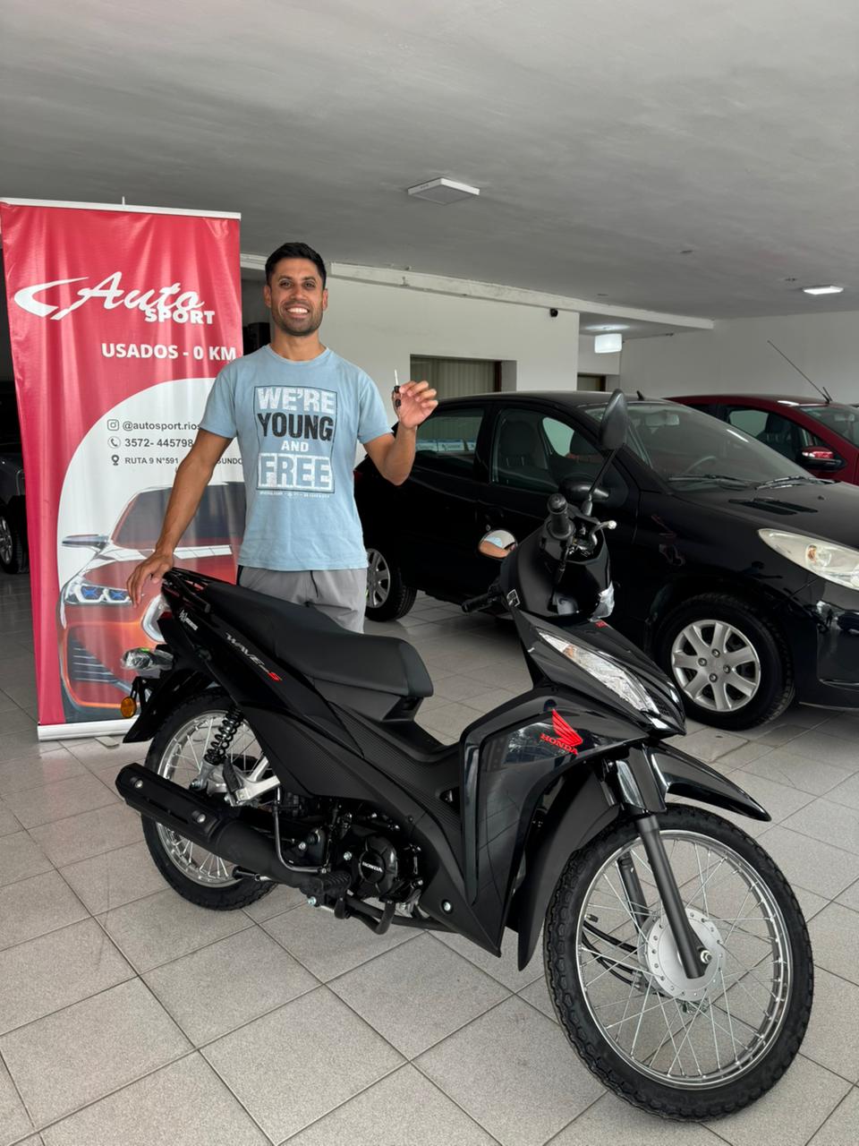 Cliente feliz con su vehículo