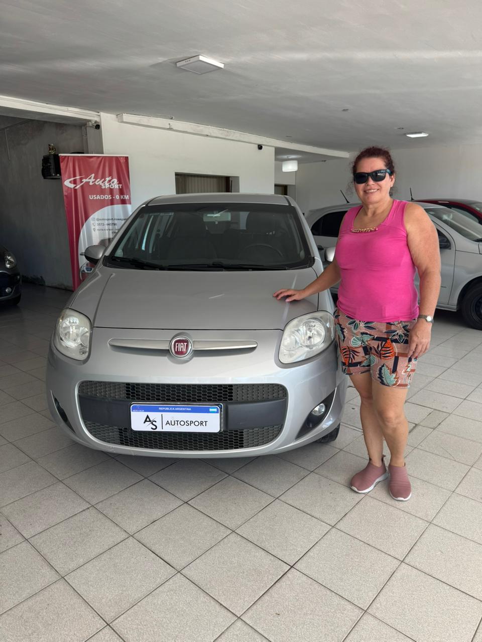Cliente feliz con su vehículo